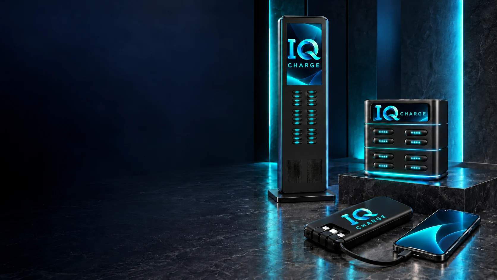 Schwarze IQ-Charge-Tischstation und Display-Kiosk, davor eine Powerbank mit angeschlossenem Smartphone